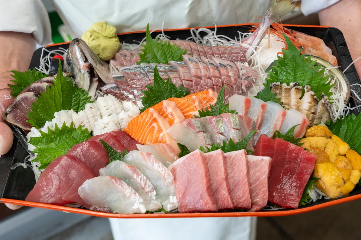 夜の路地に佇む今井鮮魚店の店先